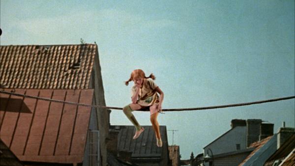 Bild 1 von 2: Mit einem Hochseilakt gelingt es Pippi (Inger Nilsson) ihren Freunden Geld für neue Kleidung zu beschaffen.
