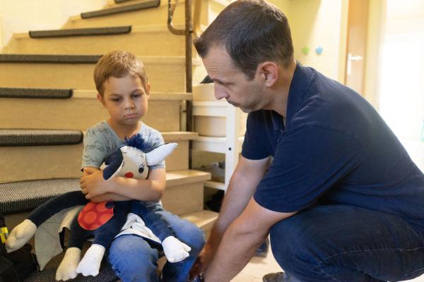 Bild 1 von 6: Leon streitet mit Papa, weil er nicht in den Kindergarten will.