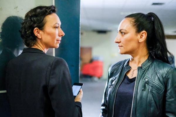 Bild 1 von 3: (v.li.): Ursula Strauss (Angelika Schnell), Alev Irmak (Maggie Albrecht).