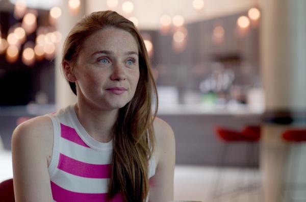 Bild 1 von 4: Die junge Schauspielerin Emma Lyttleton (Jessica Barden) kann ihren ersten Bühnenerfolg feiern.