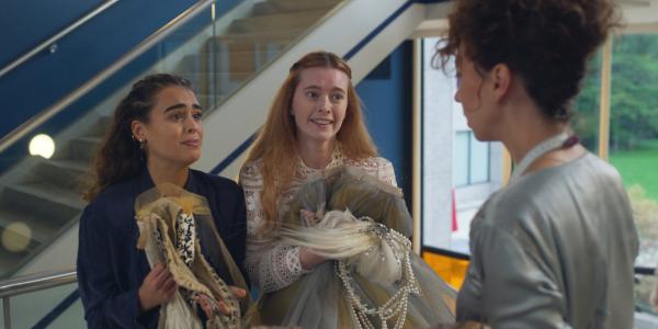 Bild 1 von 3: Simone (Margherita Barbieri, l.) und Mia (Abigail O'Regan, M.) bitten Ally (Alexia Crisp-Jones, r.) darum, das Kostüm zu reparieren, das sie im Streit zerrissen haben.