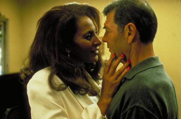 Bild 1 von 5: Als Jackie Brown (Pam Grier) bei einem ihrer Geldtransporte erwischt wird, soll der Anwalt Max Cherry (Robert Forster) die Kaution für sie stellen. Und weil sie im Kreuzfeuer der Polizei und des Drogendealers Ordell einander vertrauen können, kommen sie s