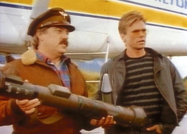 Bild 1 von 11: MacGyver (Richard Dean Anderson, r.) und Dalton (Bruce McGill, l.) sind als illegale Waffenhändler unterwegs.