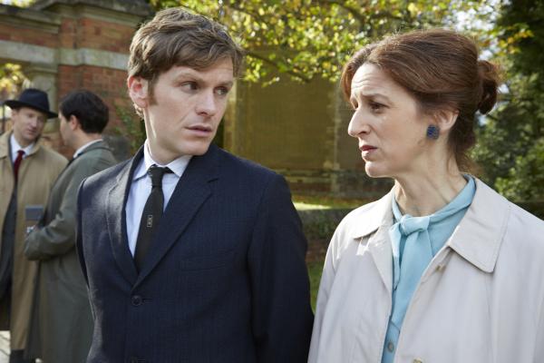 Bild 1 von 4: Endeavour Morse (Shaun Evans) braucht bei der Aufklärung des Falls Adrien Weiss die Hilfe von Reporterin Dorothea Frazil (Abigail Thaw).