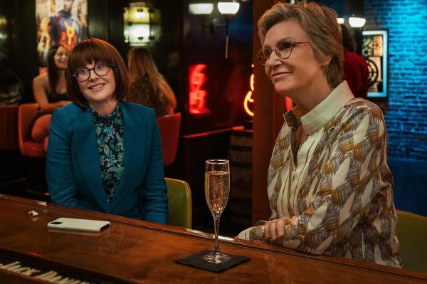 Bild 1 von 5: Lydia Dunfree (Megan Mullally, l.); Constance Carmell (Jane Lynch, r.)