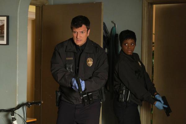 Bild 1 von 4: John Nolan (Nathan Fillion) und Talia Bishop (Afton Williamson) stürmen eine Wohnung zur Durchsuchung.