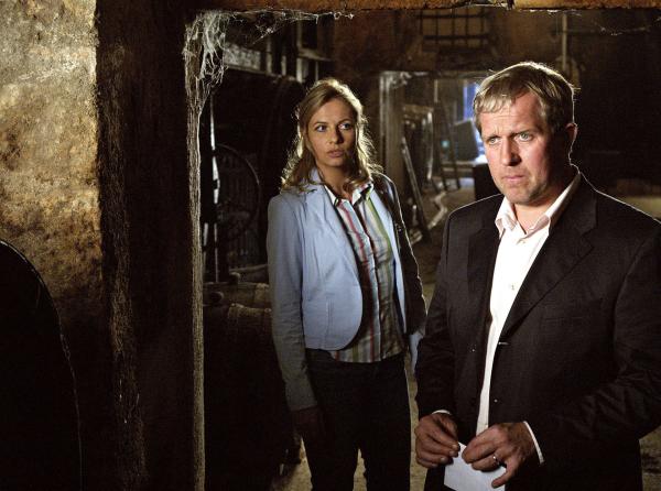 Bild 1 von 4: Thomas Stickler (Harald Krassnitzer) zeigt Claudia Plattner (Susanne Michel), die ihn bei seinen Plänen unterstützt und ihn in die Geheimnisse des Weinbaus einführt, den alten Keller.