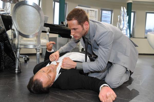 Bild 1 von 18: David (Lee Rychter, r.) wittert seine Chance, dem offenbar immer verwirrter werdenden Richard dessen Vermögen abzuluchsen. Aber Richard (Robert Jarczyk, l.) scheint noch nicht komplett dement zu sein. Er erkennt Davids Betrugsversuch, konfrontiert diesen damit - doch dann ist alles vorbei ...