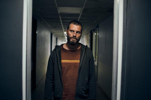 Bild 1 von 8: Verirrt sich im Labyrinth seiner eigenen Erinnerungen: Der Fremde (Jamie Dornan).
