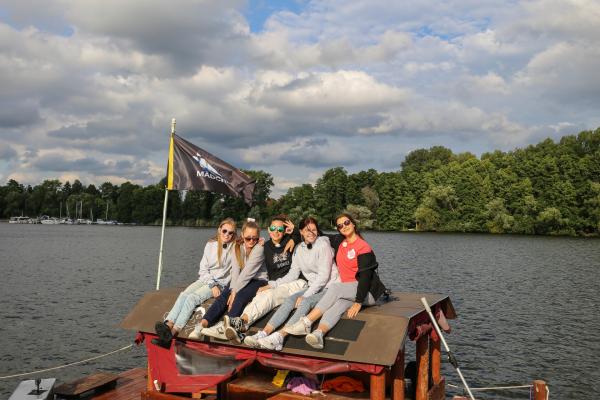 Bild 1 von 5: Von links: Alexa, Luise, Feli, Toni und Anna. Einkaufen oder einfach eine Tour bei Sonnenschein - so fühlt sich Freiheit an!