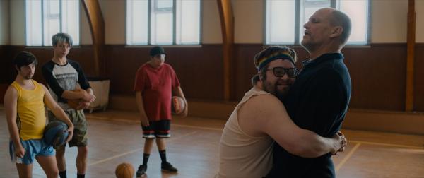 Bild 1 von 8: (v.l.n.r.) Craig (Matthew Von Der Ahe); Cody (Ashton Gunning); Darius (Joshua Felder); Johnny (Kevin Iannucci); Marcus (Woody Harrelson)