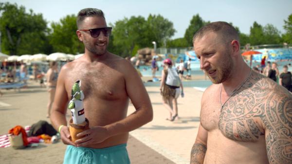 Bild 1 von 6: Sascha (li.) und Kumpel Dennis suchen Kandidatinnen für die Wahl zur Miss Marina