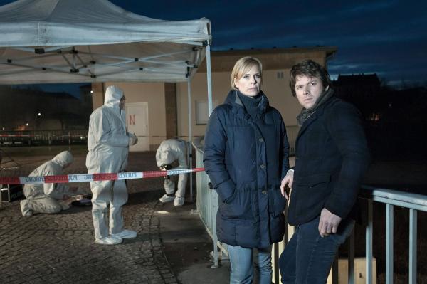 Bild 1 von 5: Ina Zimmermann (Melanie Marschke, l.); Tom Kowalski (Steffen Schroeder, r.)