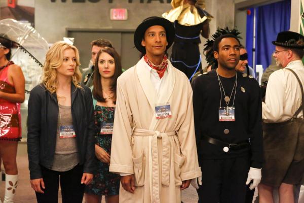 Bild 1 von 22: Britta (Gillian Jacobs, l.) versucht ihren Freund Troy (Donald Glover, r.) auf der Convention so gut sie kann zu unterstützen. Er hat Streit mit Abed (Danny Pudi, 3.v.l.), während Annie (Alison Brie, 2. v. l.) ganz andere Sorgen hat ...