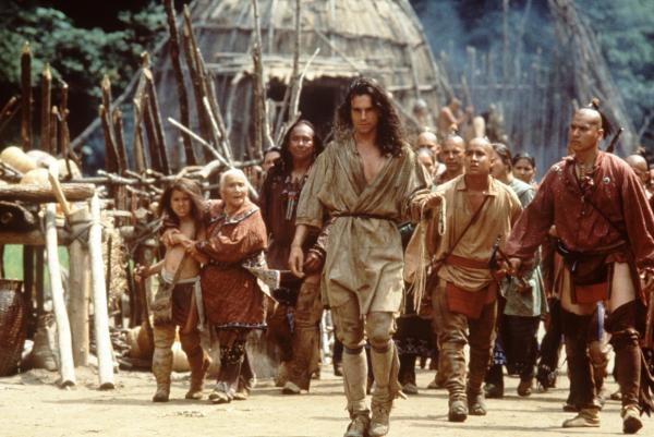 Bild 1 von 10: Hawkeye (Daniel Day-Lewis, Mi.) ist fest entschlossen, zwei englische Offizierstöchter vor einem rachsüchtigen Huronen-Krieger zu retten.