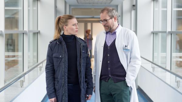 Bild 1 von 10: Anneke (Isabel Berghout) trifft Dr. Timo Fitz (Thomas Limpinsel), der die bewusstlosen Patienten betreut. Er ist der Ansicht, die Patienten haben auf Dolmars Hof mit einer Kräuterdroge experimentiert. Doch die Dosis war zu hoch. Wollte jemand die Heilpraktiker bewusst außer Gefecht setzen um Dolmar zu ermorden?