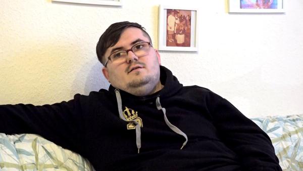 Bild 1 von 3: Nach gescheiterter Fernbeziehung steht Pascal vor einem Scherbenhaufen. Allerdings hat er ohnehin den Verdacht, dass Tina in erster Linie wegen seines Bekanntheitsgrades in den sozialen Medien mit ihm zusammen war.