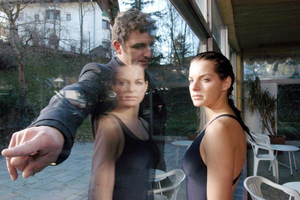 Bild 1 von 11: Im Bild: Maximilian (Hans Sigl) bittet Marla (Yvonne Catterfeld) aufzugeben.