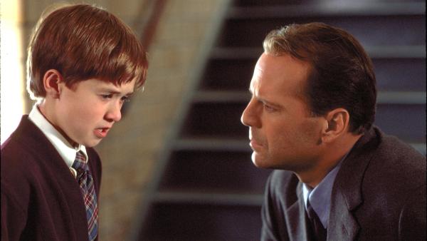 Bild 1 von 5: Cole (Haley Joel Osment) verrät Dr. Malcolm Crowe (Bruce Willis) was ihn peinigt..