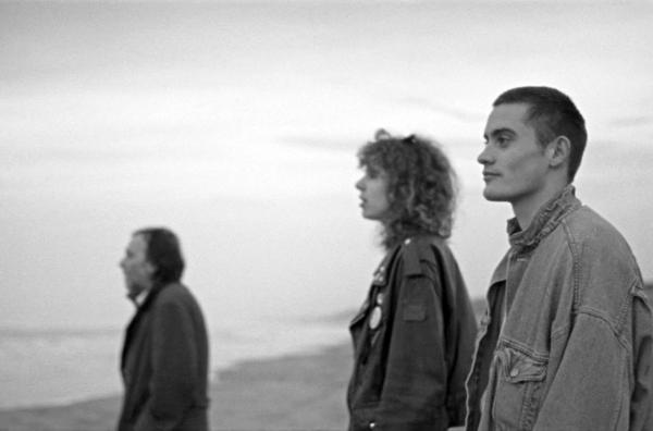 Bild 1 von 3: November 1989: Der englische Journalist Damian (Damian McCall), die niederländische Bardame Rosie (Rosie Sommers) und Victor (Maxime Thébault, v.l.) fahren gemeinsam ans Meer.