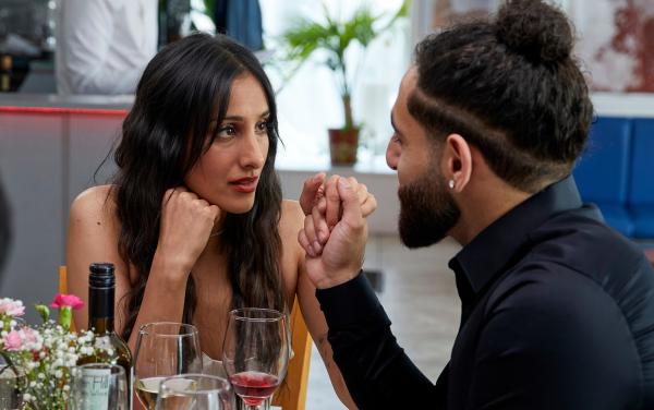 Bild 1 von 3: Rana (Taj Atwal) glaubt, dass Adil (Merch Husey) ihr einen Antrag machen wird. Doch mit dem, was Adil vorhat, hatte Rana nicht gerechnet.