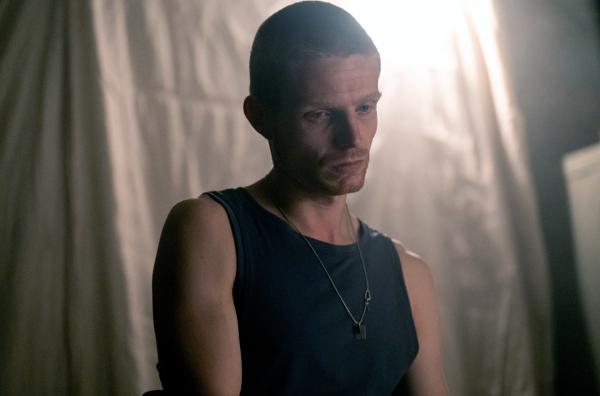 Bild 1 von 4: Matt Brannon (Charley Palmer Rothwell) ist auf der Flucht vor der Polizei und plant in seinem Versteck die nächsten Schritte.