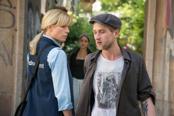 Bild 1 von 6: Ina Zimmermann (Melanie Marschke, l.); Dennis Schorn (Niklas Bardeli, r.)