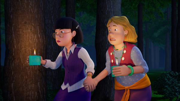 Bild 1 von 3: Frau Chen und Gwendolyn fürchten sich vor den gruseligen Geräuschen im Wald.