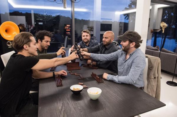 Bild 1 von 12: Männerabend: (v.l.n.r.) Thomas (Daniel Anderson), Fahri (Fahri Yardim), Jacob (Nils Dörgeloh), Dar (Dar Salim) und Christian (Christian Ulmen) beschließen zu Koksen. Jacob, den alle doof finden, muss anfangen ...