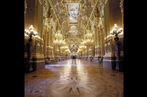 Bild 1 von 17: Das große Foyer der Opéra Garnier in Paris: Die prachtvolle Decke, gemalt von Paul Baudry, zeigt Themen aus der Musikgeschichte.
