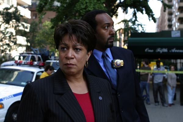Bild 1 von 4: (l-r) S. Epatha Merkerson as Lt. Anita van Buren, jesse L. Martin as Det. Ed Green -- NBC Universal