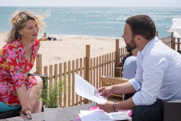 Bild 1 von 7: Candice Renoir (Cécile Bois, l.); Antoine (Raphaël Lenglet, r.)