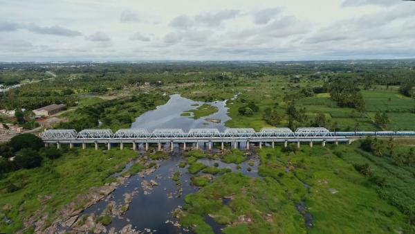 Bild 1 von 4: Zugbrücke über den Kaveri Fluss.