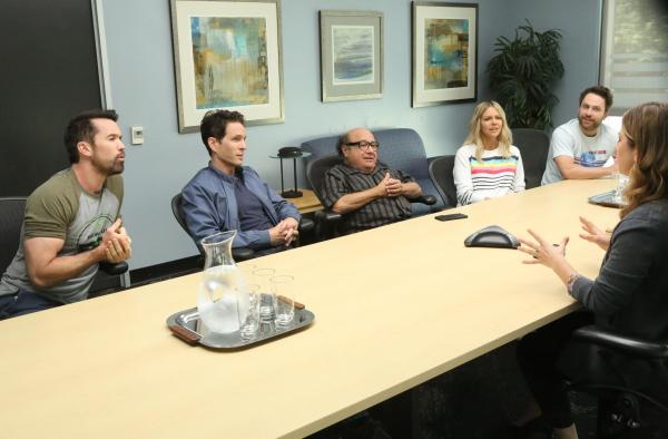 Bild 1 von 7: (v.l.n.r.) Mac (Rob McElhenney); Dennis Reynolds (Glenn Howerton); Frank Reynolds (Danny DeVito); Dee Reynolds (Kaitlin Olson); Charlie Kelly (Charlie Day)