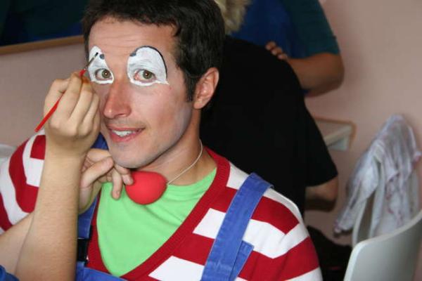 Bild 1 von 1: Willi bei einem Besuch in der Clownschule.