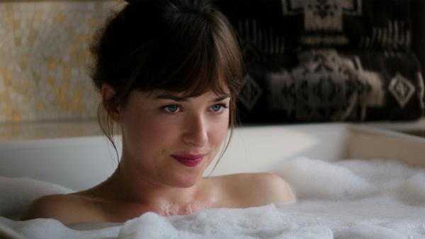 Bild 1 von 5: DAKOTA JOHNSON and JAMIE DORNAN return as Anastasia Steele and Christian Grey in Fifty Shades Freed, the climactic chapter based on the worldwide bestselling \