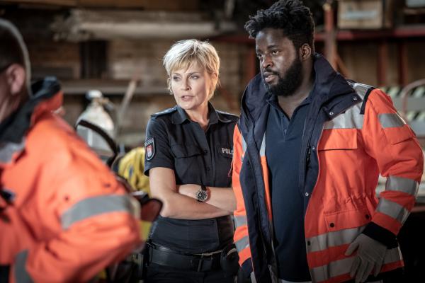 Bild 1 von 7: Dr. Schmidt (Joel Williams, r.) kann Melanie (Sanna Englund, l.) noch nicht sagen, ob der junge Mann, auf den sie schießen musste, überleben wird.