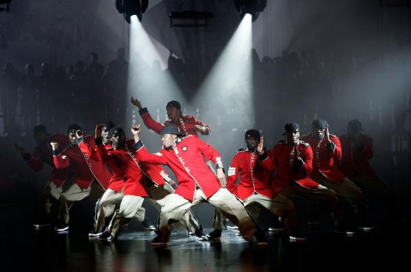 Bild 1 von 3: Streetdance crew The Surge (Flawless)