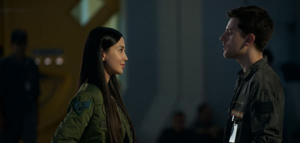 Bild 1 von 13: Die wunderschöne und intelligente Pilotin Rain Lao (Angela Yeung Wing, l.) verdreht Charlie Miller (Travis Tope, r.) sofort den Kopf, als sie auf der Mondbasis landet. Doch seine Schwärmereien werden durch einen Alien-Angriff jäh unterbrochen ...