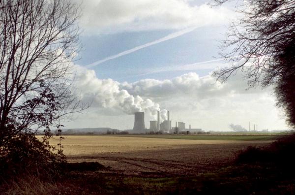 Bild 1 von 4: Das rheinländische Braunkohlerevier beherbergt mit 52 aktiven Kraftwerksblöcken drei der zehn emissionsstärksten und umweltbelastendsten Kohlekraftwerke Europas.