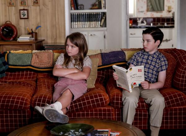 Bild 1 von 13: Missy (Raegan Revord, l.); Sheldon (Iain Armitage, r.)