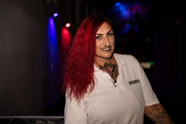 Bild 1 von 1: Anke Henkel arbeitet als Türsteherin der \