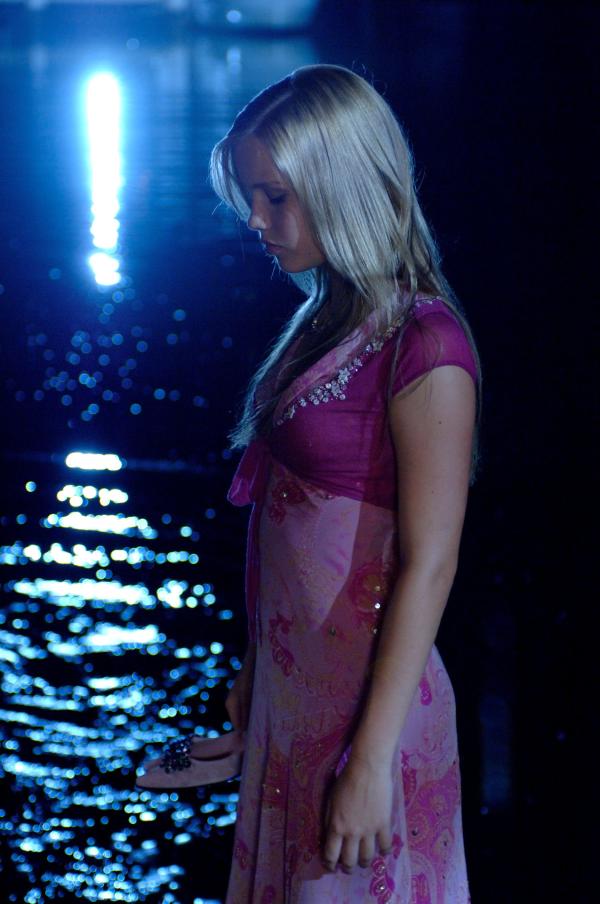Bild 1 von 2: Emma (Claire Holt) sieht in einer Vollmondnacht versehentlich in den Mond - mit fatalen Folgen.