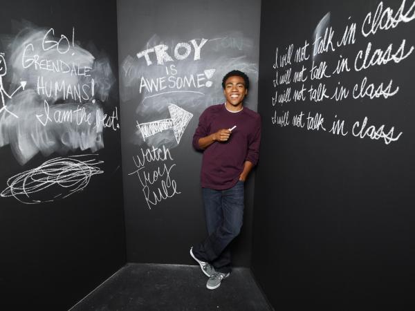 Bild 1 von 27: (2. Staffel) - Nimmt an der Lerngruppe teil: Troy (Donald Glover), früherer High School Quarterback, der durch Abed das Nerd-Dasein entdeckt ...