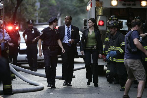 Bild 1 von 8: (l-r) Jesse L. Martin as Detective Ed Green, Milena Govich as Detective Nina Cassady --NBC