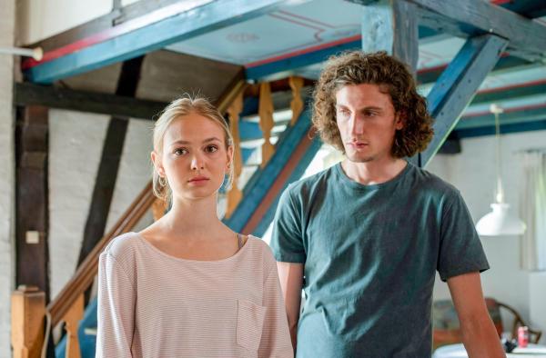 Bild 1 von 18: Im Bild: Azubi Ole (Levin Liam, r.) macht sich Sorgen um Oxana (Rika Schlegel, l.).