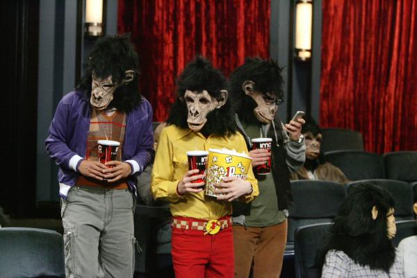 Bild 1 von 25: Leonard (Johnny Galecki, r.), Rajesh (Kunal Nayyar, l.) und Howard (Simon Helberg, M.) wissen, dass der kranke Sheldon unerträglich ist und beschließen zunächst mal undercover an einem über Zehnstündigem Filmmarathon teilzunehmen ...