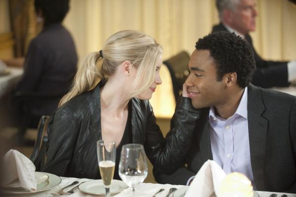 Bild 1 von 25: Mit Hilfe einer kuriosen Geschichte weckt Troy (Donald Glover, r.) das Interesse der schönen Britta (Gillian Jacobs, l.) ...