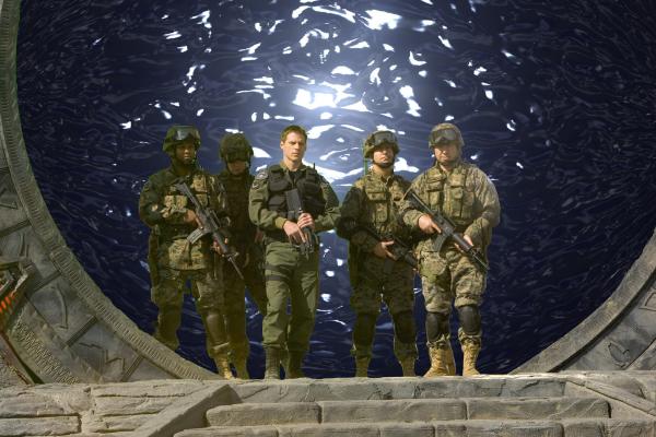 Bild 1 von 3: Das SG-1 Team wird unter neuer Leitung von Colonel Cameron Mitchell (Ben Browder,mitte) neu formiert.