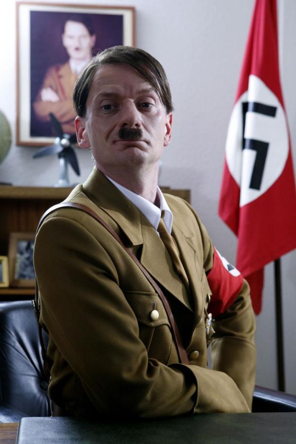 Bild 1 von 8: (2. Staffel) - Geswitcht: Hitler (Michael Kessler) übernimmt in \